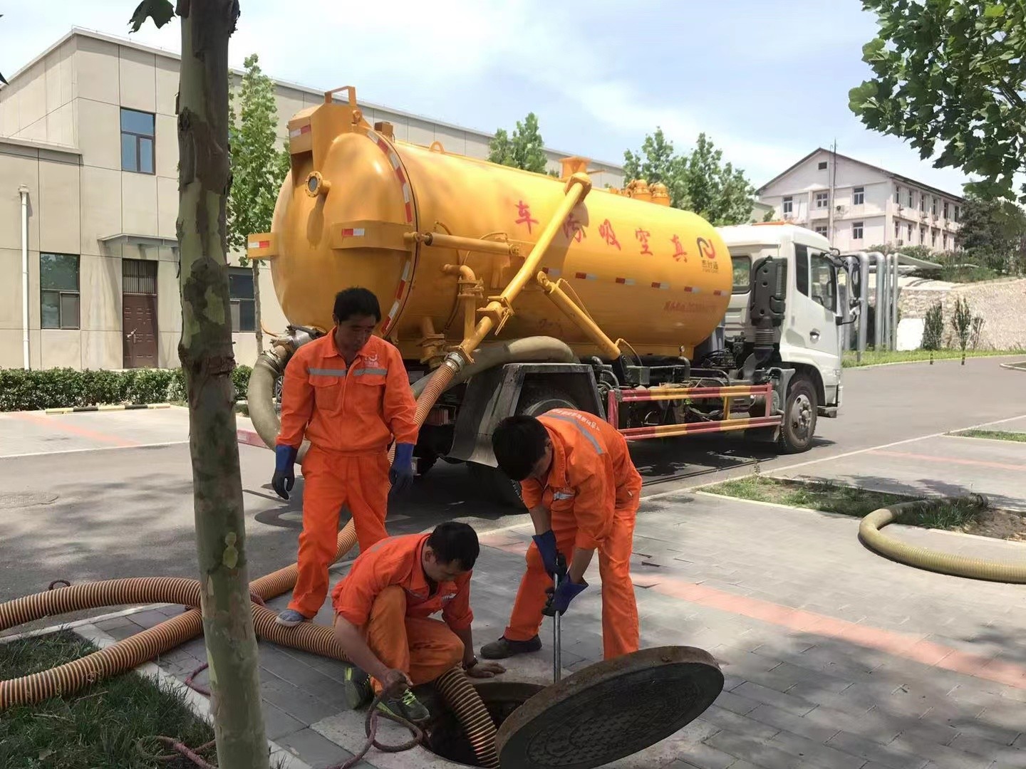 丰顺管道疏通车停在窨井附近